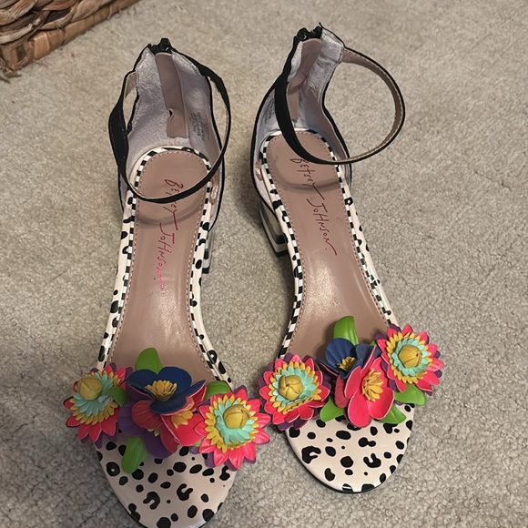 Betsey Johnson Neon Flower Short Block Heel Sandal 5.5 - Picture 2 of 5